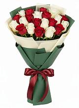 Букет Микс из красных и белых роз в Тарбушево