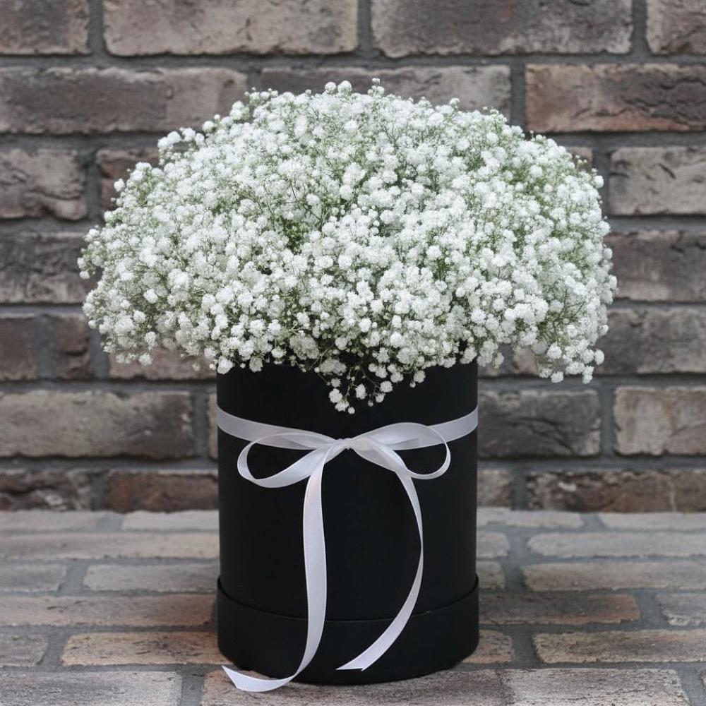 Цветочная композиция из Гипсофила в шляпной коробке в Тарбушево