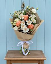 Букет цветов из:  Альстромерии, Лизиантусы, Розы и Хризантемы в Тарбушево