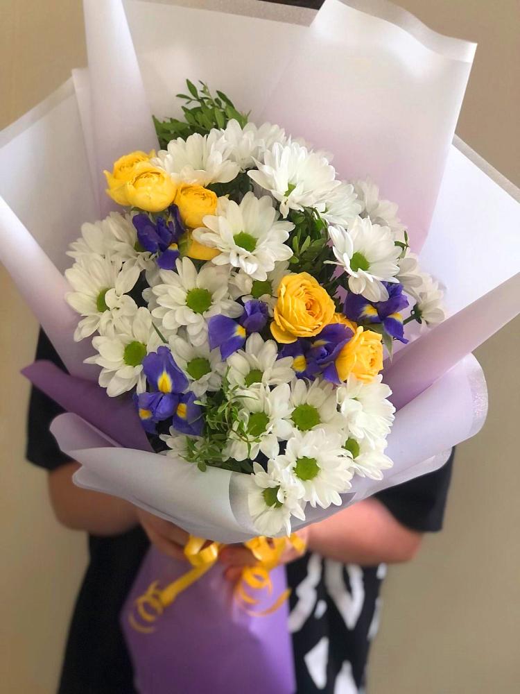 Букет цветов из: Ирисы, Хризантемы и Розы в Тарбушево