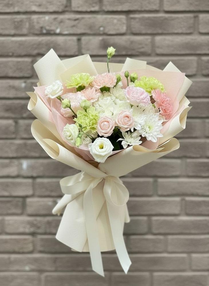 Букет цветов из: Гвоздики, Розы, Лизиантусы и Хризантемы в Тарбушево