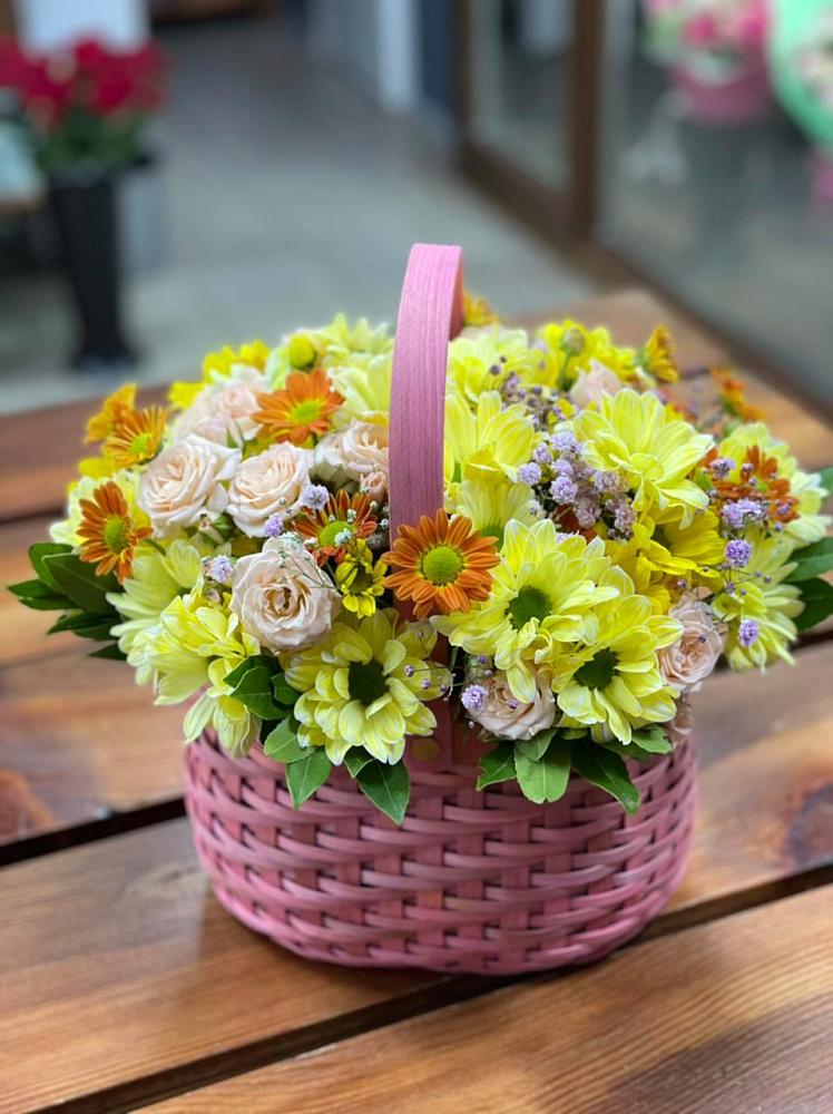 Цветочная композиция из Хризантемы и Розы в корзине в Тарбушево