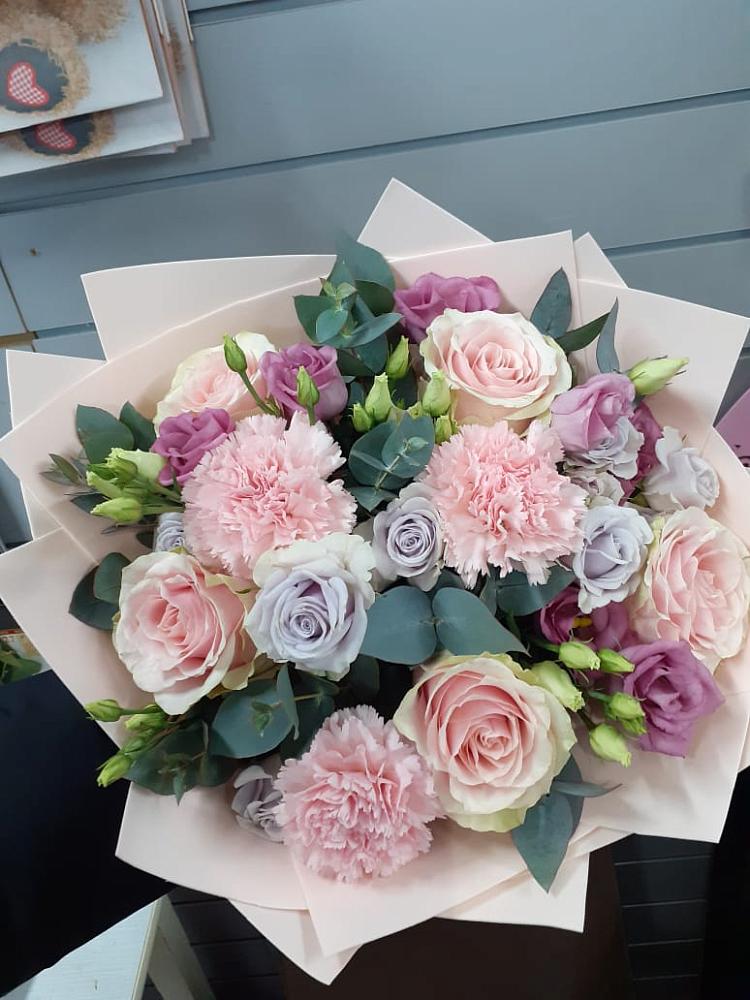 Букет цветов из: Розы, Гвоздики и Лизиантусы в Тарбушево