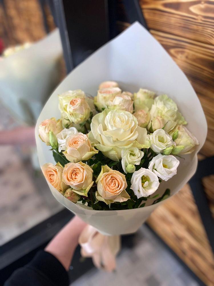 Букет цветов из: Розы и Лизиантусы в Тарбушево